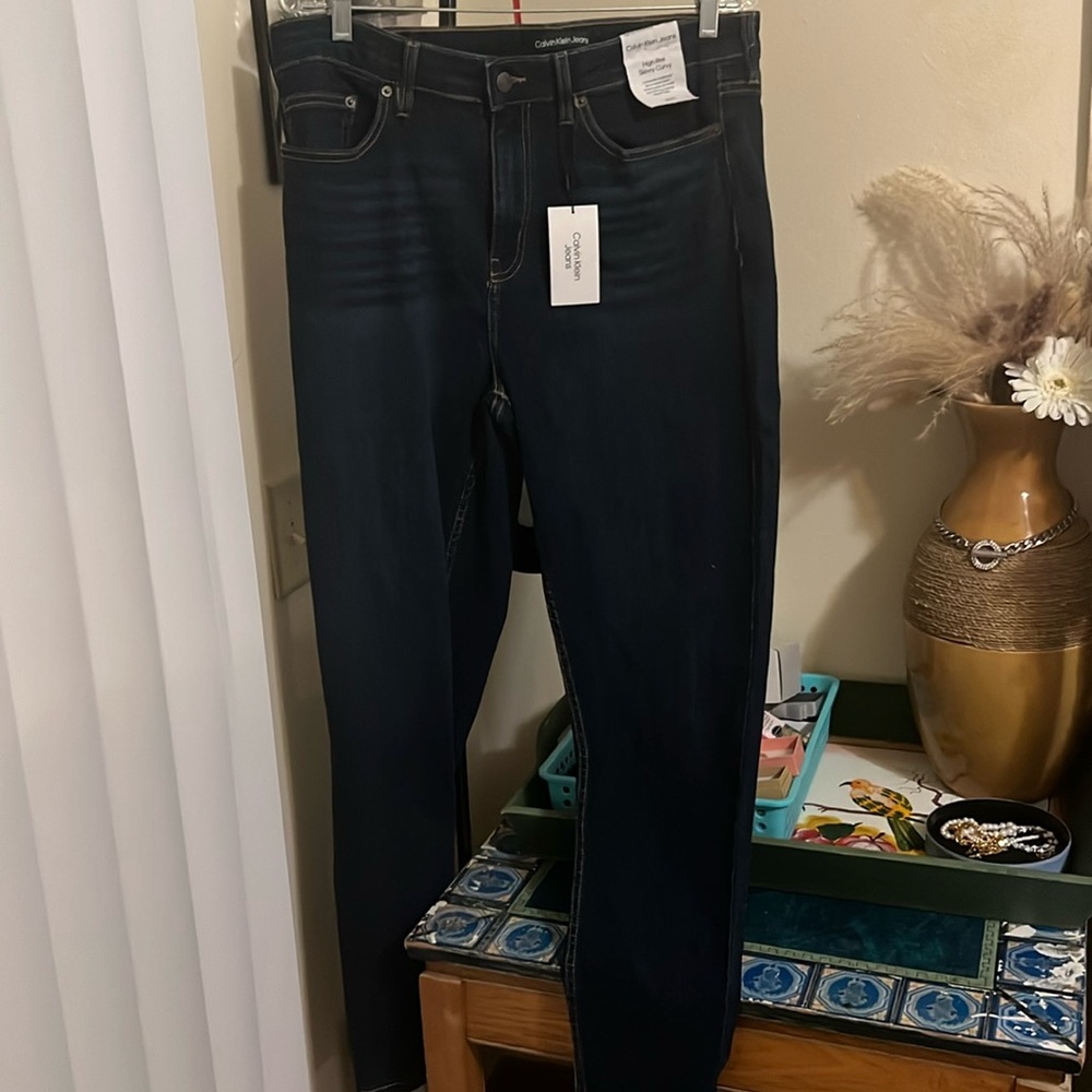 NWT Calvin Klein jeans. Dark blue washed, high rise skinny curvy jeans 16/33